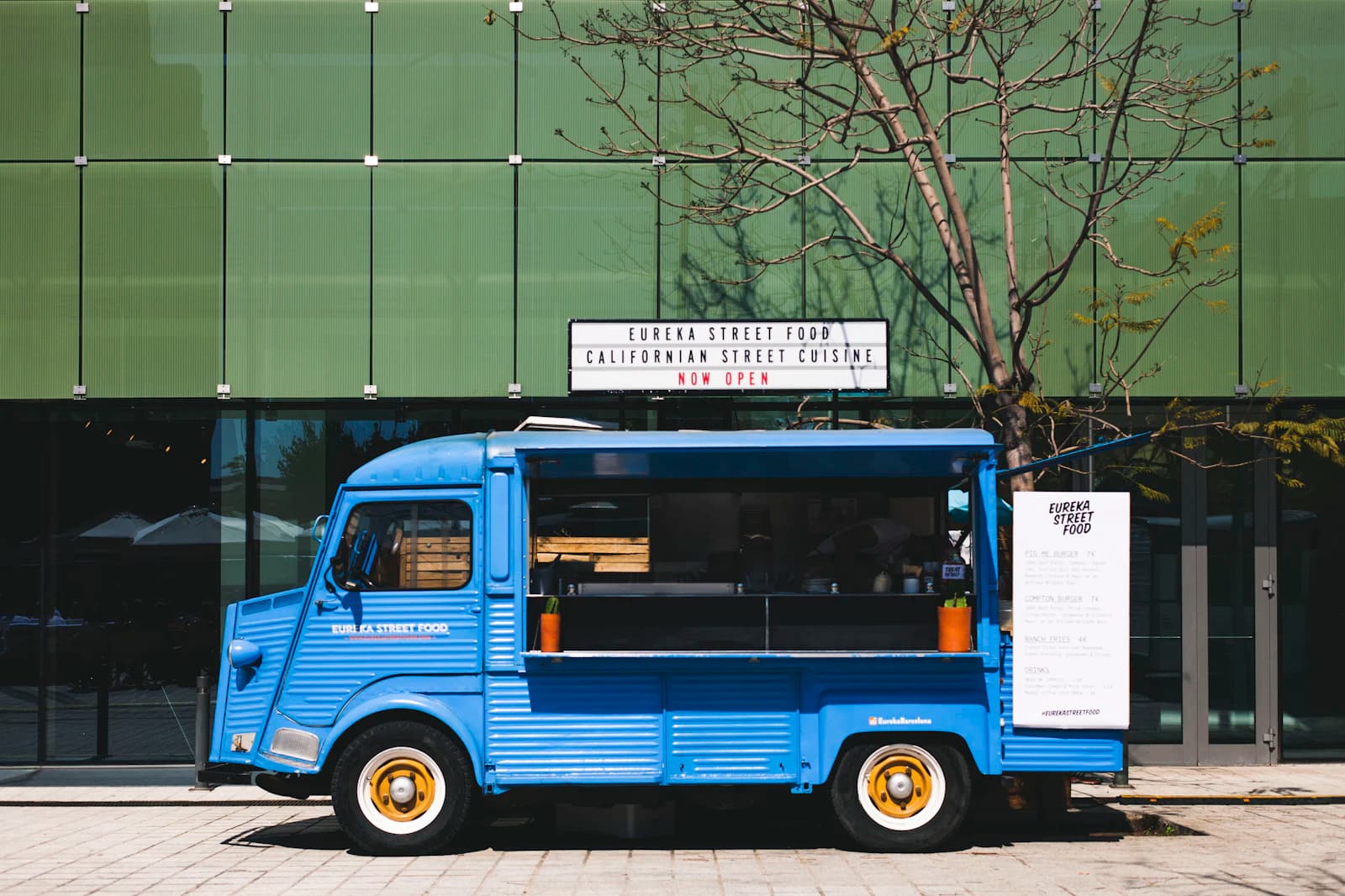 Food truck atendendo clientes à noite