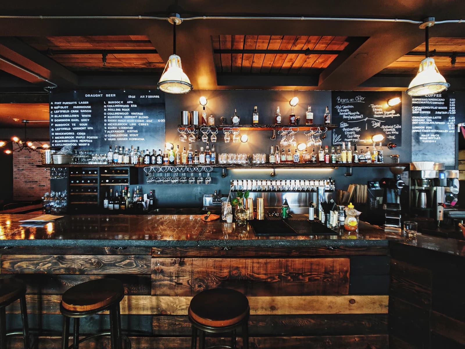 Interior de um pub com clientes no balcão